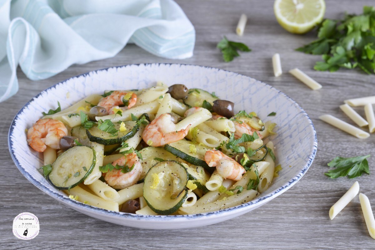 Pasta met courgettes, garnalen en olijven