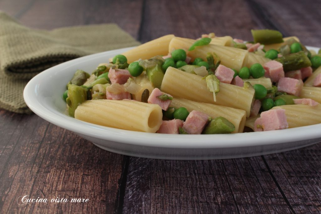 Pasta met erwten, asperges en ham Cucina vista mare