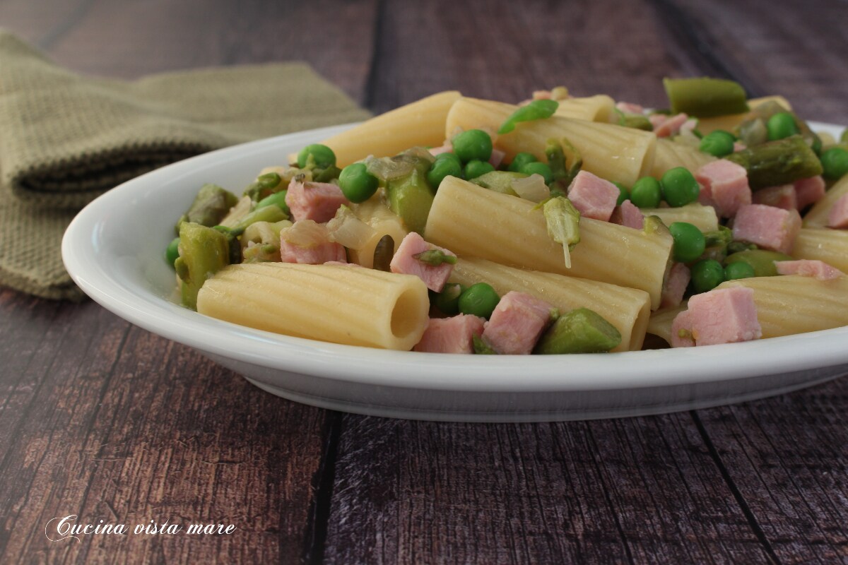 Pasta met erwten, asperges en ham