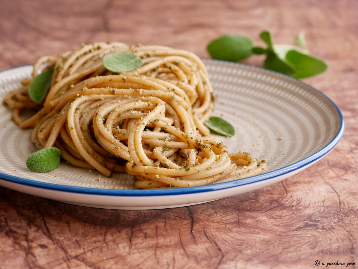 Lichte en geurige salie pesto smakelijk