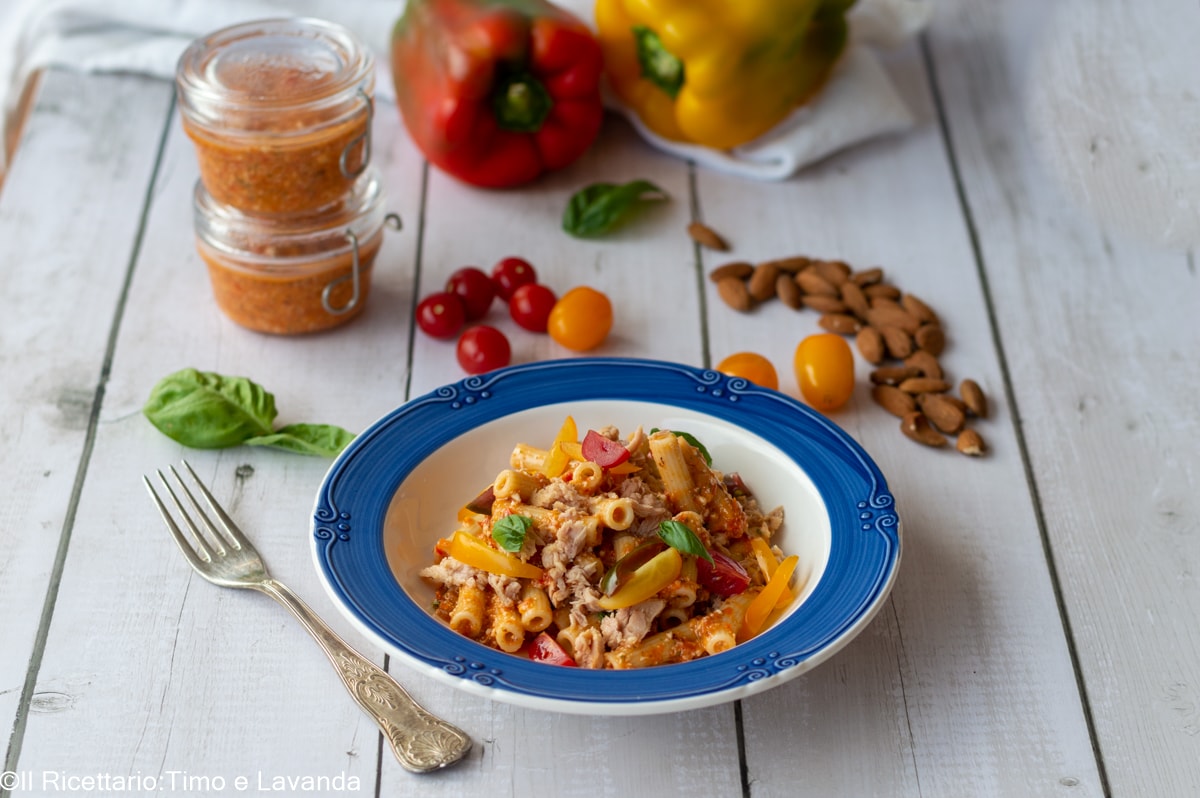 Pasta met paprikapesto en tonijn