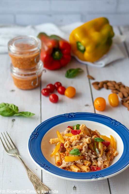 pasta met paprikapesto en tonijn