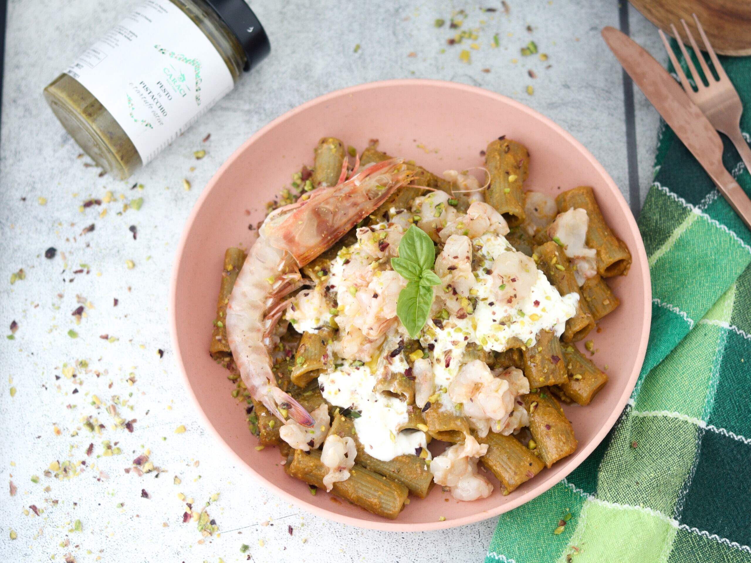 Pasta met pistache met garnalentartaar en stracciatella