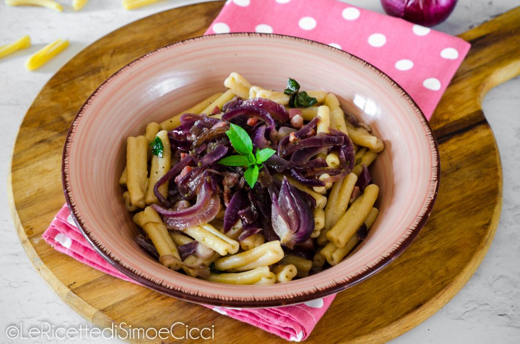 Pasta met rode uien en spek