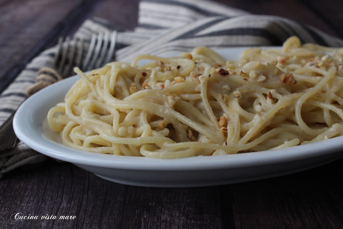 Pasta met venkelcrème en hazelnoten