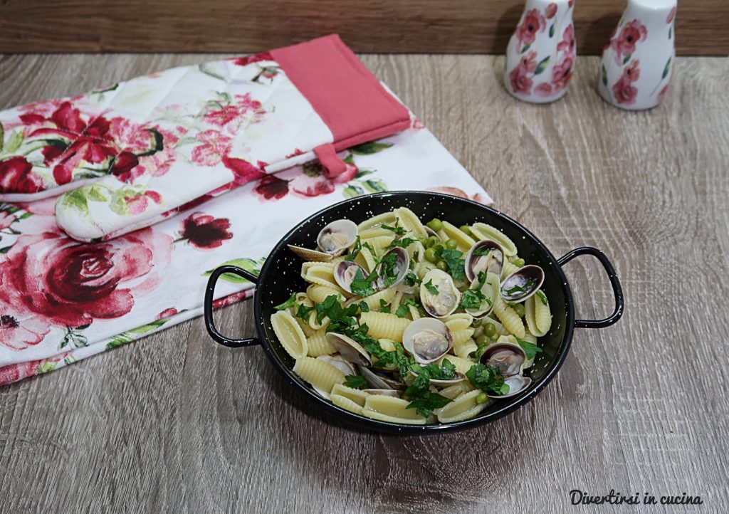 Pasta met venusschelpen en erwten