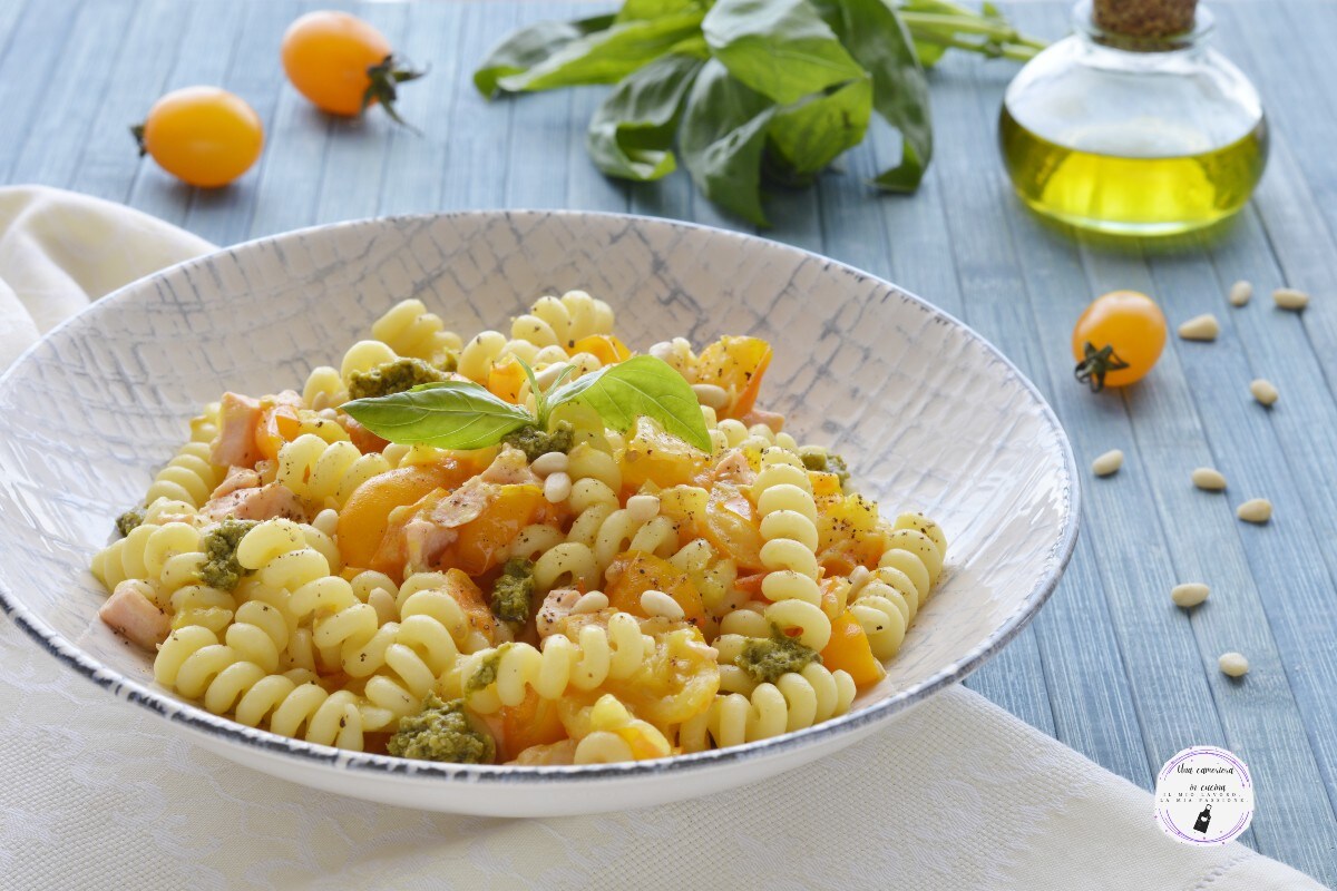 Pasta met zalm, gele cherrytomaten en pesto