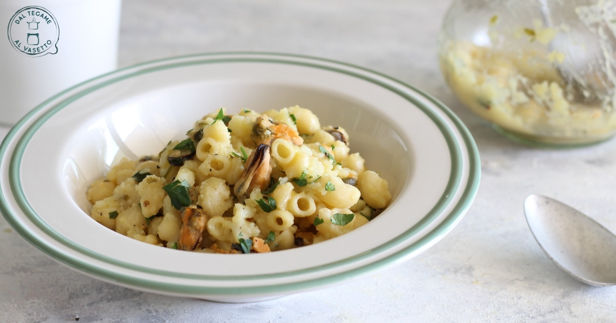 Pasta met aardappelen en mosselen in potkoken
