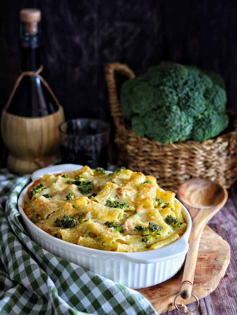 Pasta uit de oven met broccoli en worst