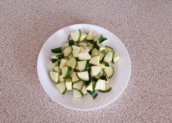 courgettes in blokjes gesneden