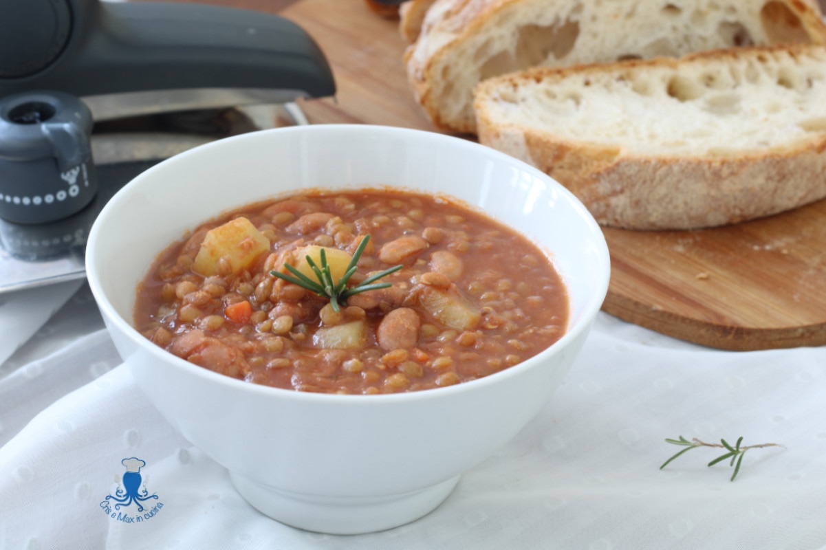 Peulvruchten- en aardappelsoep in snelkookpan