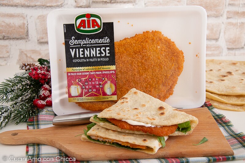 Piadina met Weense worst en yoghurtsaus