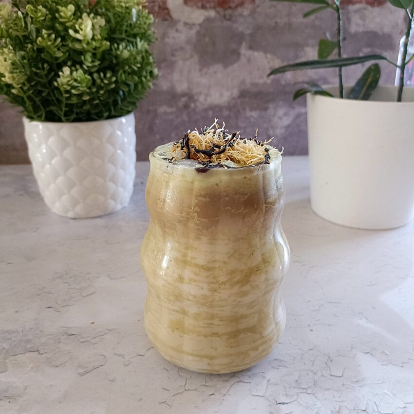 Koude pistachemelk met koffie en knapperige kataifi