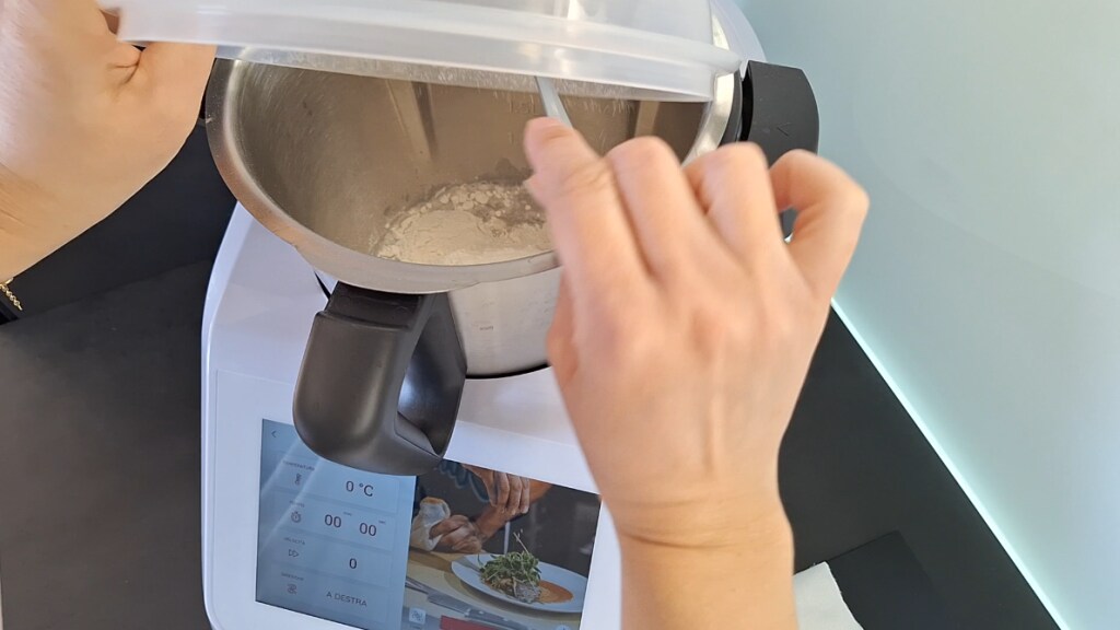 Bloem in de kom van de Monsieur Cuisine Smart