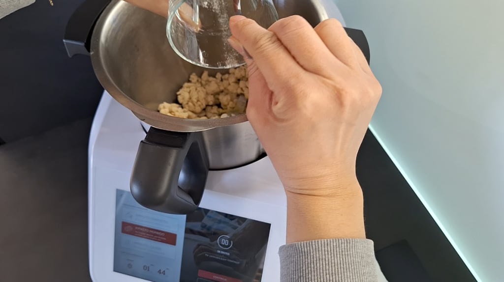 Water en zout in de kom van de Monsieur Cuisine Smart