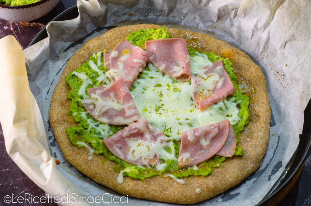 Pizza met broccolipesto en mortadella