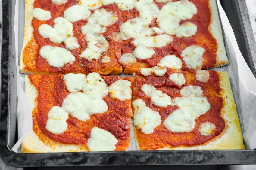 Pizza van toastbrood, snel, slim en koelkast-opruimend recept