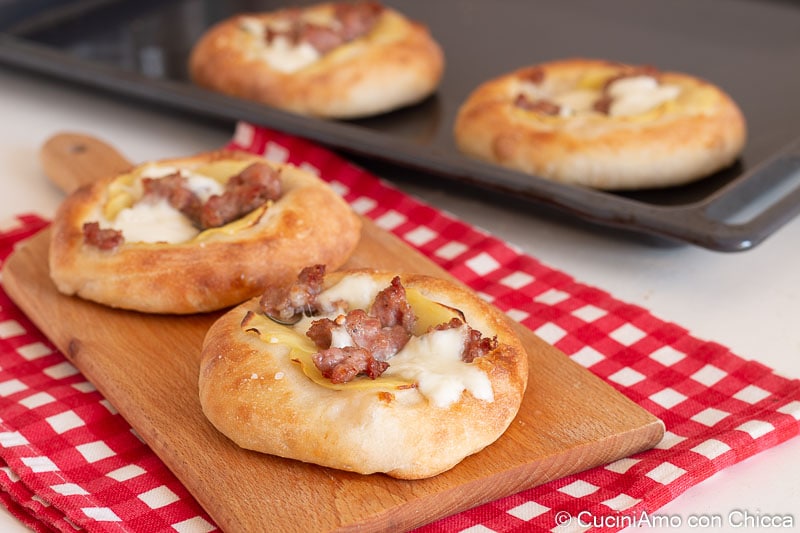 Pizzette met aardappelen en worst