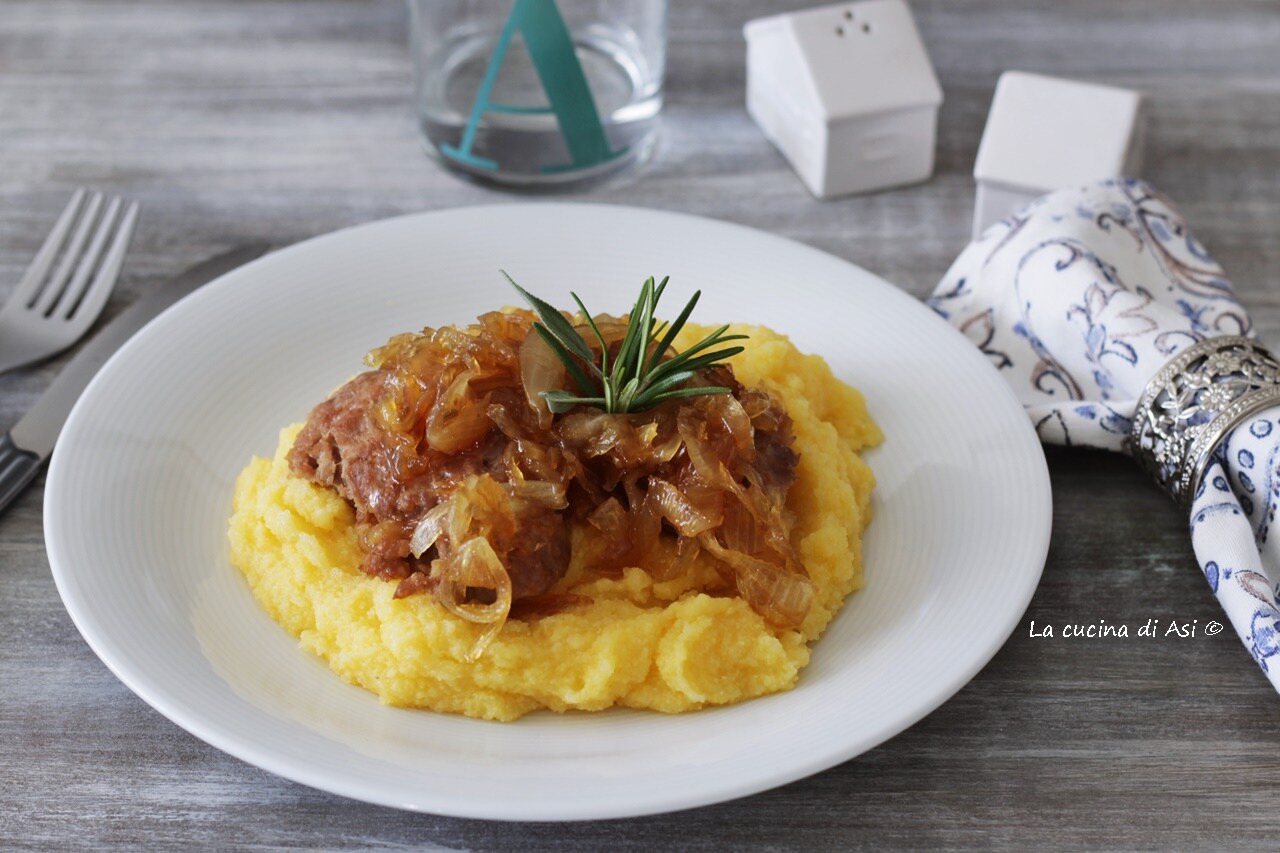 Polenta en worstjes met gekarameliseerde ui