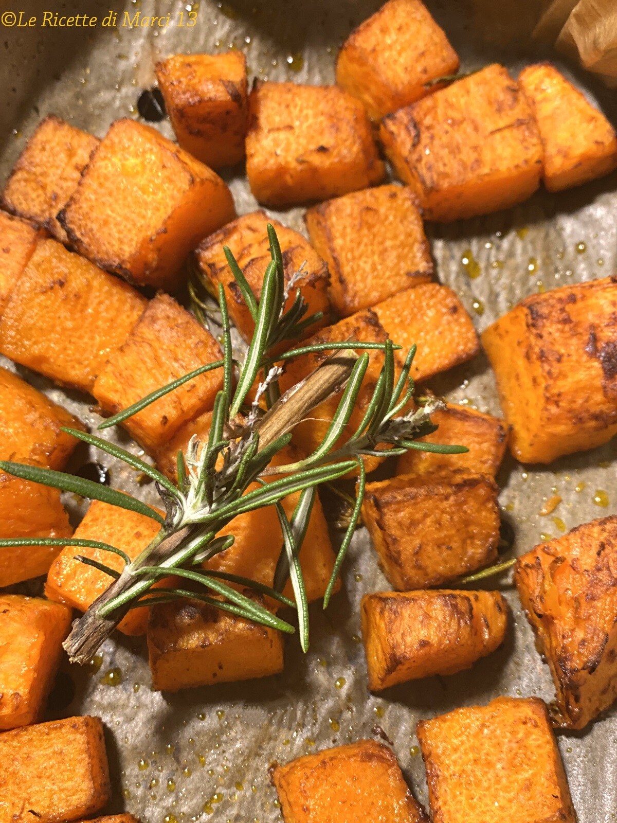 In blokjes gesneden gebakken pompoen in een airfryer. Lichte, smakelijke, eenvoudige en snelle bijgerecht