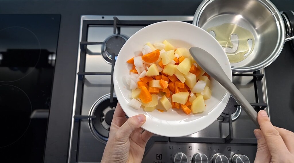 Aardappel, wortel en ui in stukken