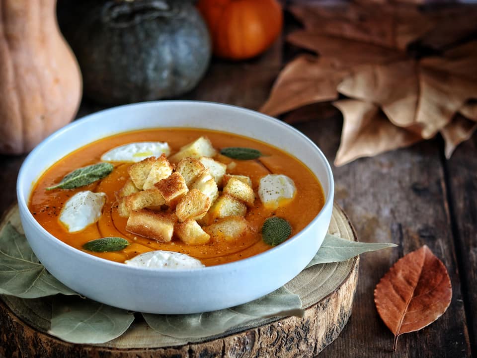 Pompoensoep met quenelles van verse kaas