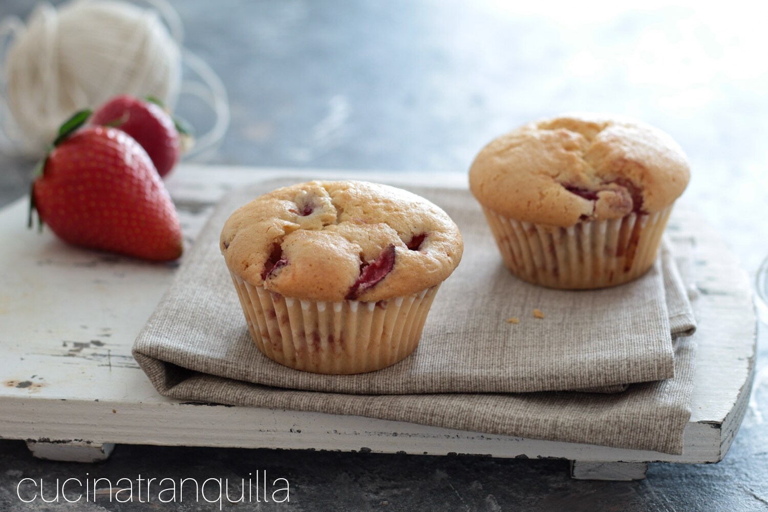 Muffins met water en aardbeien