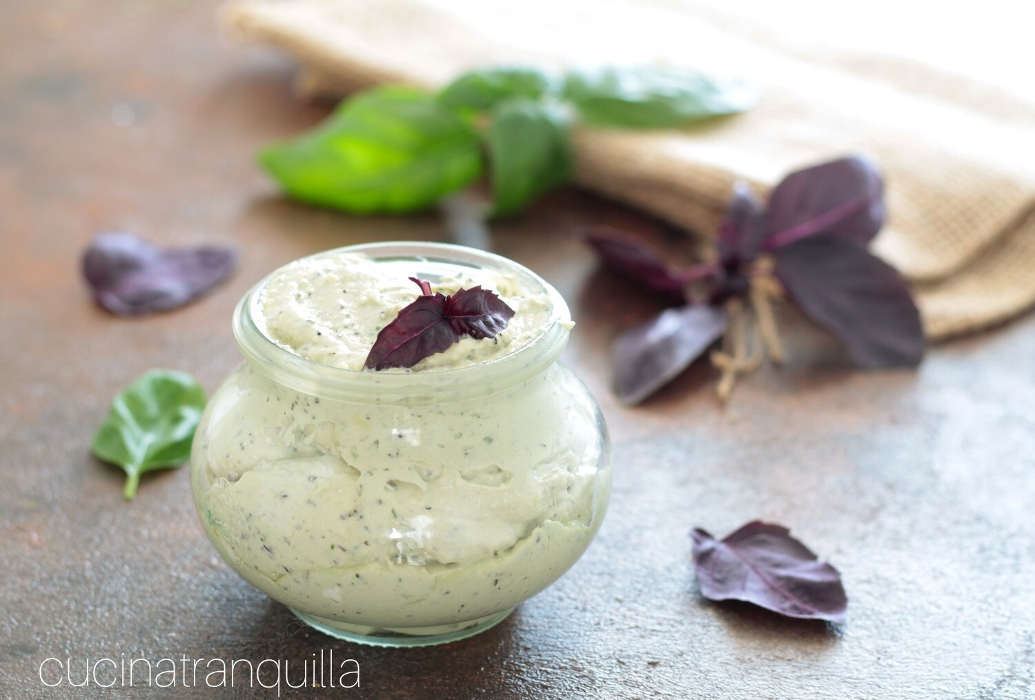 Ricottacrème met paarse basilicum