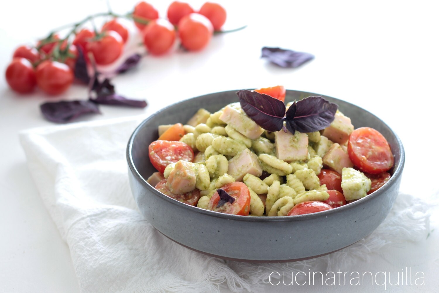 Sardijnse gnocchetti met pesto en kerstomaten
