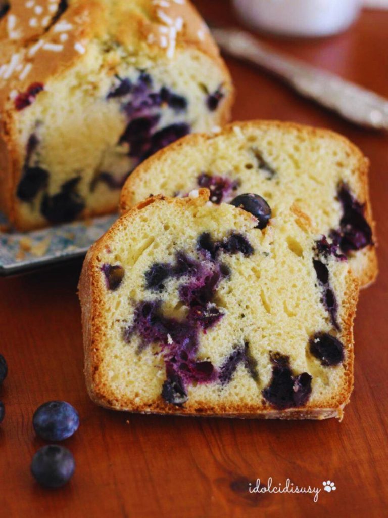 Plakjes zachte cake met verse bosbessen en suikerparels, zelfgemaakte zachte cake