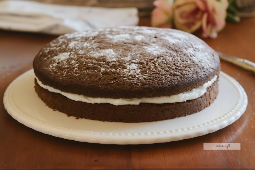 Chocoladetaart met romige kern en mascarponevulling