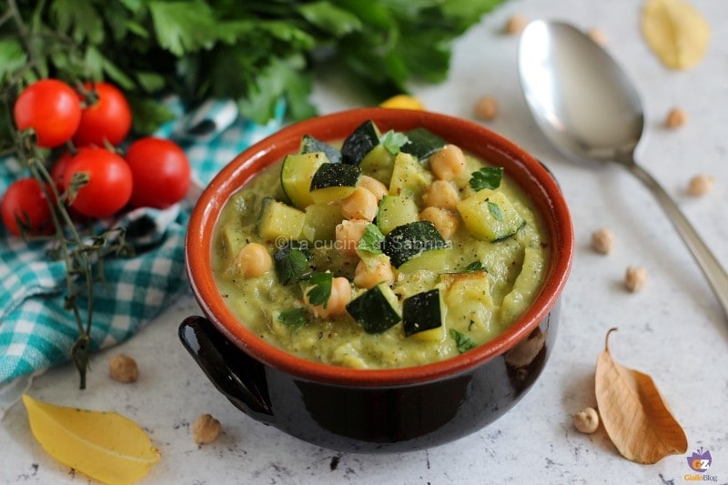 Romige soep met kikkererwten en courgette