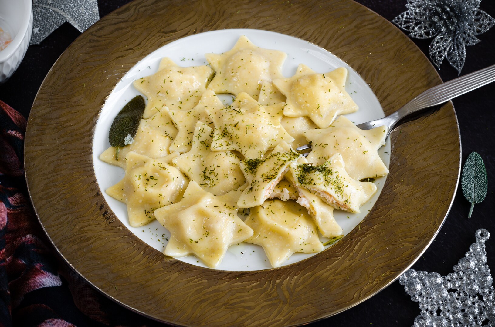 Zelfgemaakte ravioli met ricotta en zalm