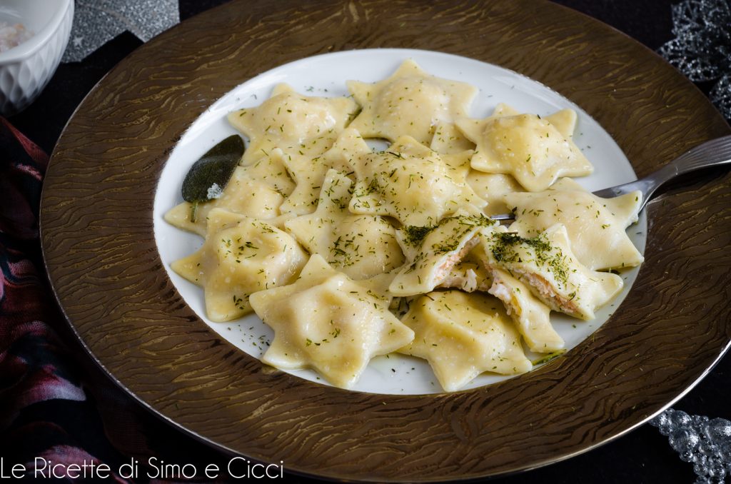 Zelfgemaakte ravioli met ricotta en zalm