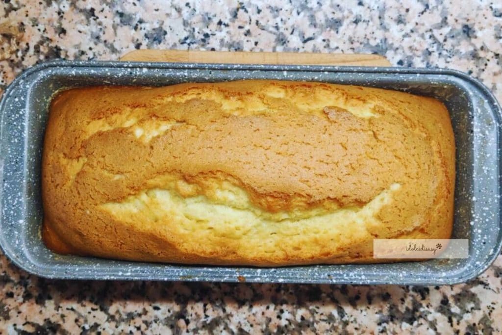 Zachte en lichte yoghurtcake net uit de oven