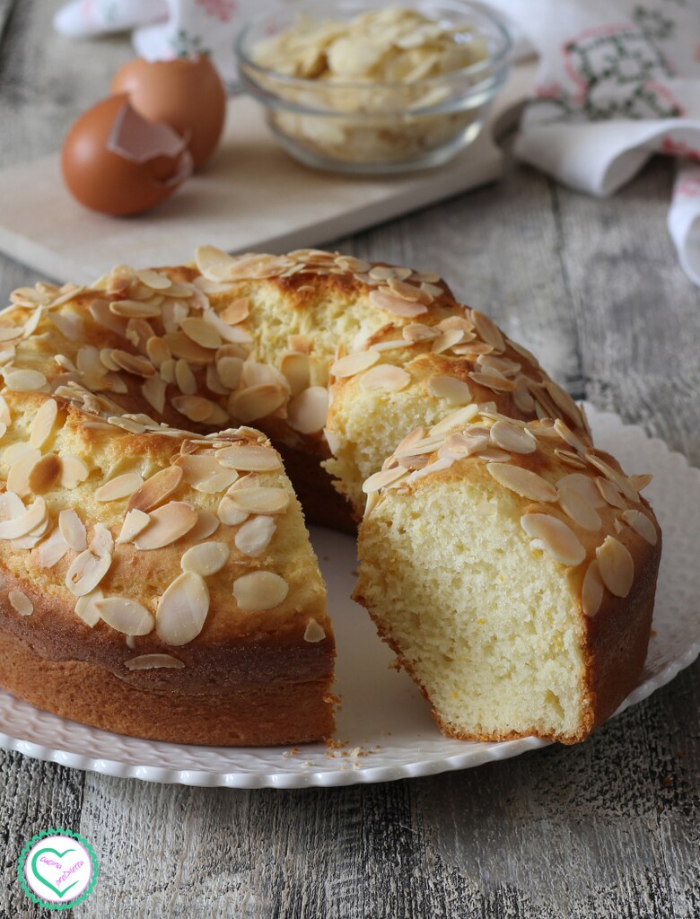 Ricotta- en amandelkrans met geschaafde amandelen