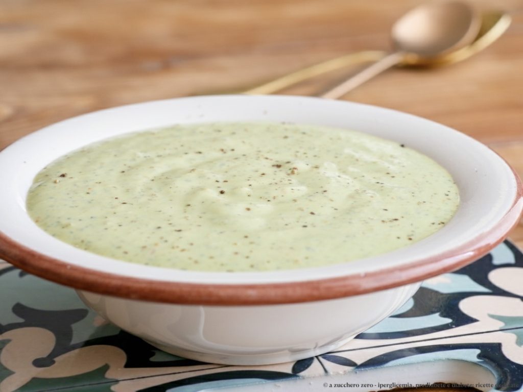 Ricottacrème en gedroogde tomaten met basilicum en amandelen | licht dressing en saus