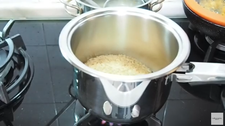 Rijst roosteren in de pan