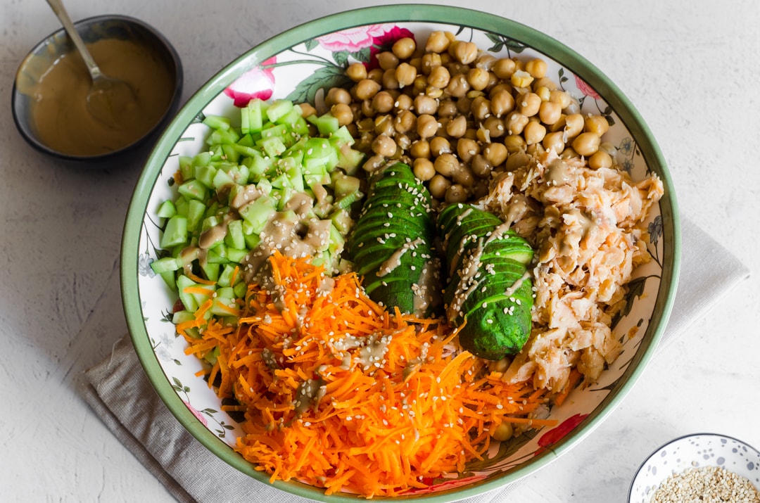 Rijstbowl met kikkererwten, groenten en zalm (Poke bowl)