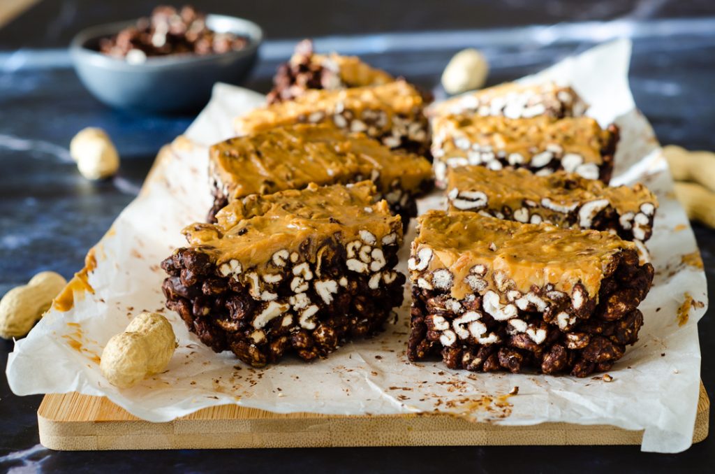 Rijstwafel vierkantjes met pindakaas en chocolade