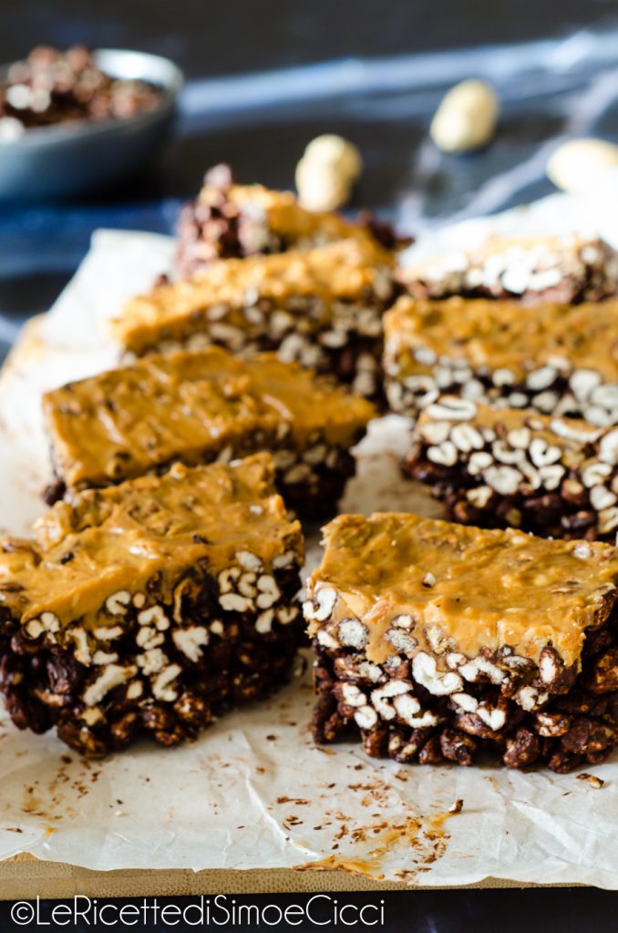Rijstwafel vierkantjes met pindakaas en chocolade