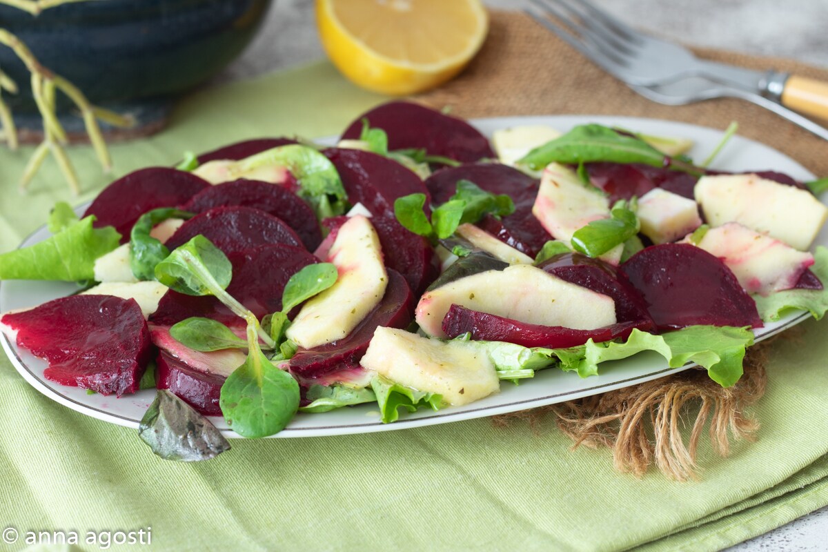 Rode bieten in salade met appels