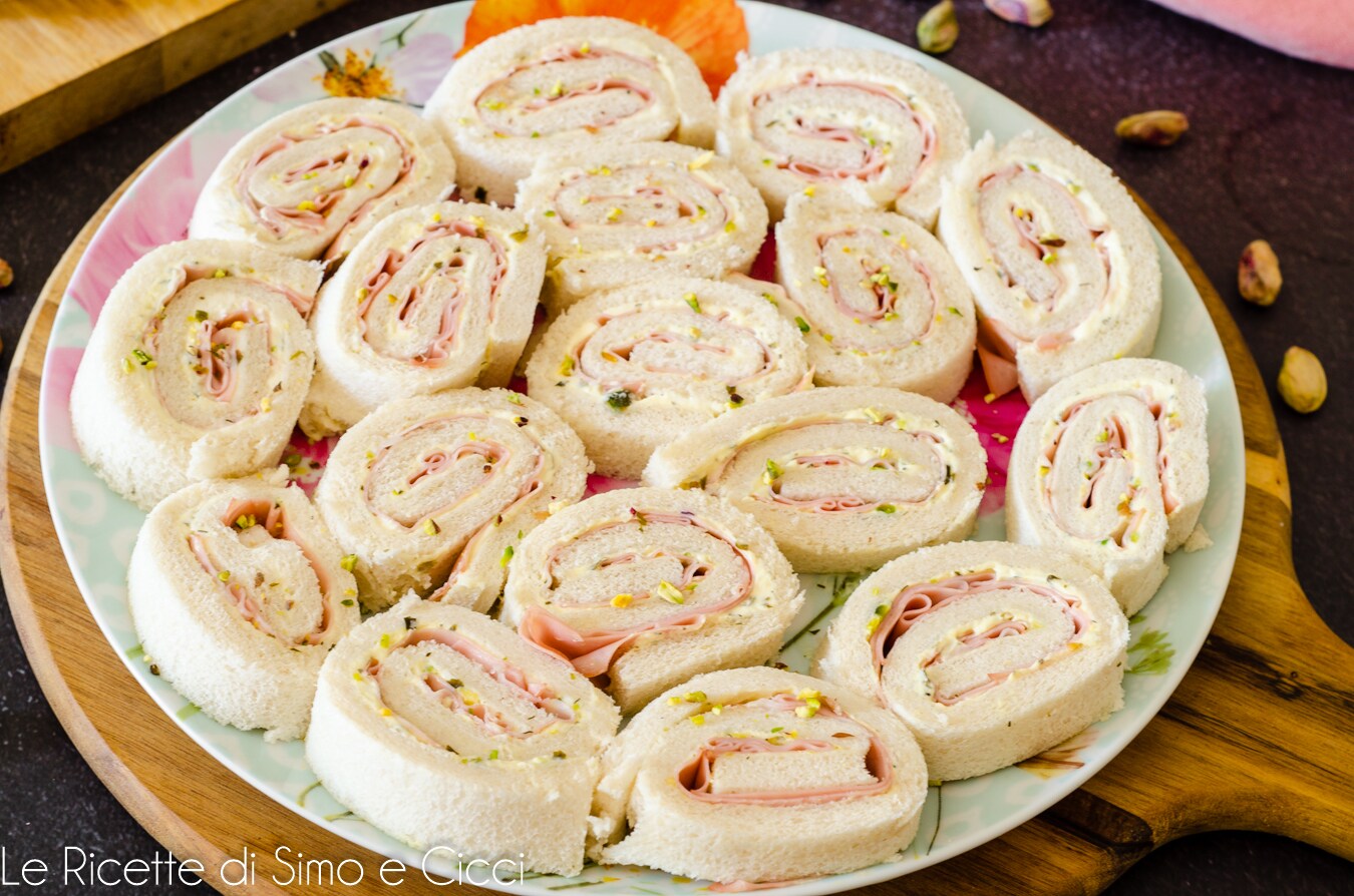Rolletjes van sandwichbrood met mortadella en pistachenoten