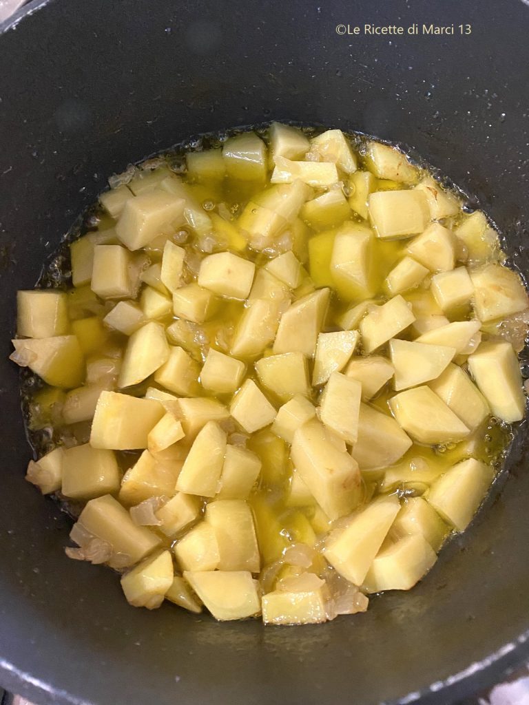 Romige gebakken rijst met provola en aardappelen gebakken