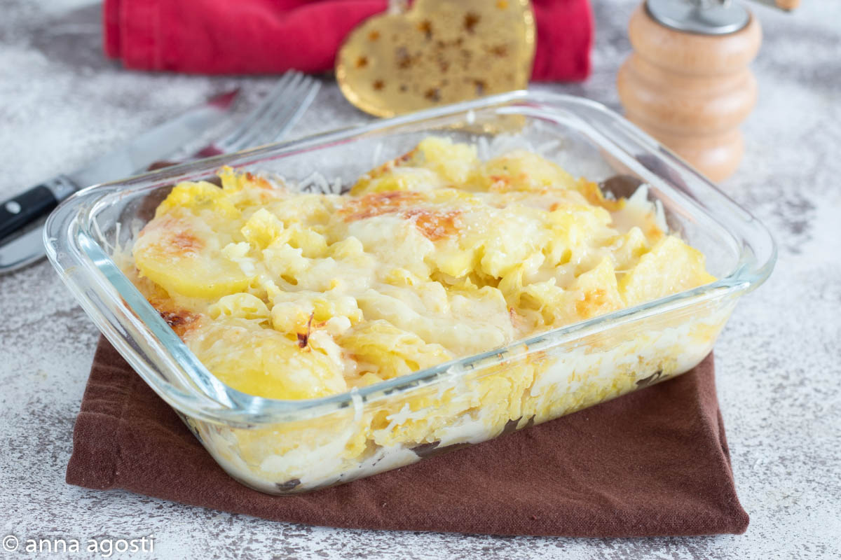 ROMIGE OVENSCHOTEL MET AARDAPPELEN EN SAVOOIKOOL