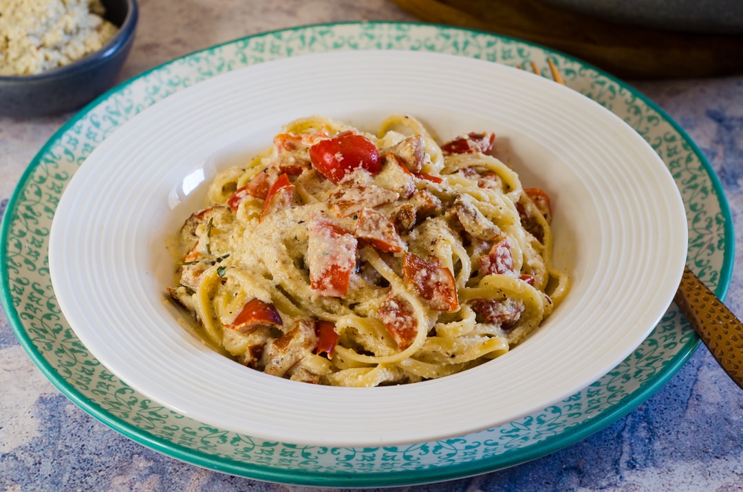 Romige en smakelijke pasta met hazelnoten en paprika’s