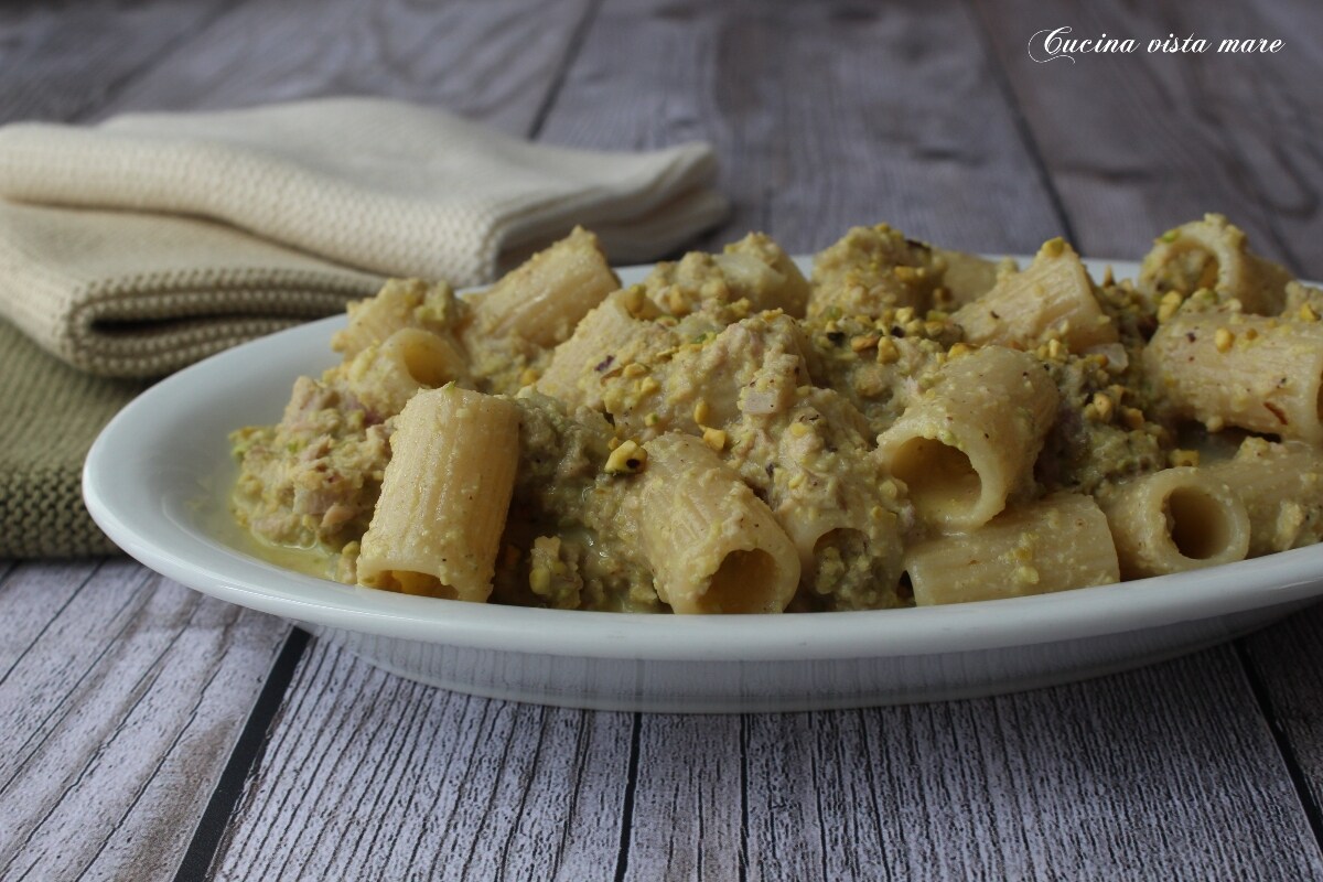 Romige pasta met tonijn en pistachenoten