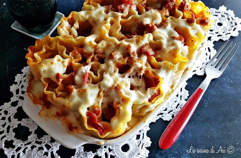 Rozetjes van geribbelde lasagne met worst