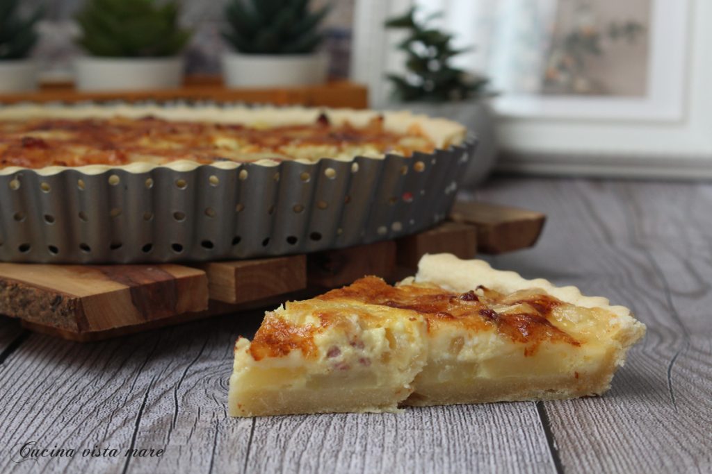 Rustieke aardappel- en fontinataart Keuken met zeezicht