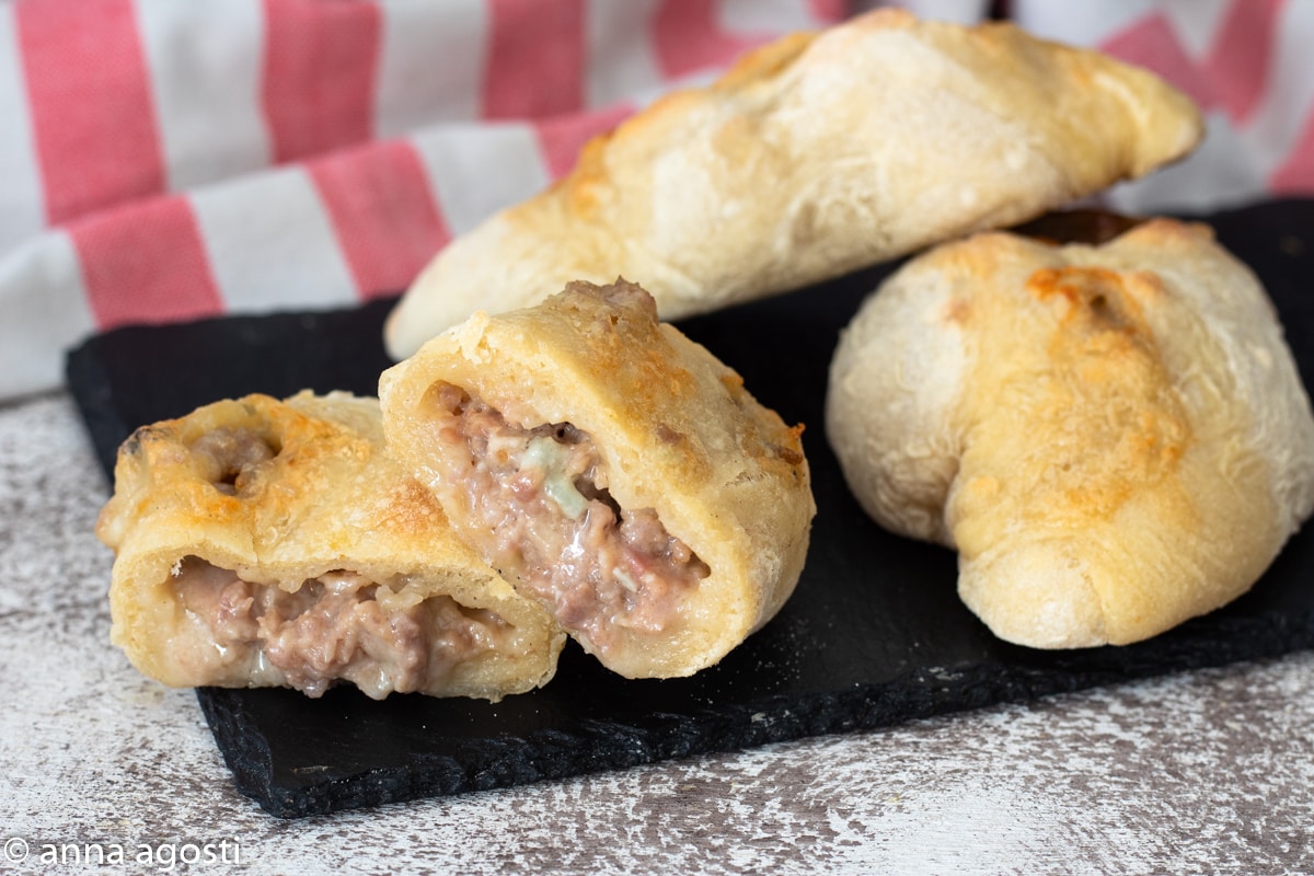 Rustieke calzones met gorgonzola en salami